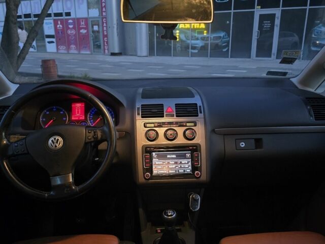 Чорний Фольксваген Туран, об'ємом двигуна 1.9 л та пробігом 200 тис. км за 3400 $, фото 4 на Automoto.ua