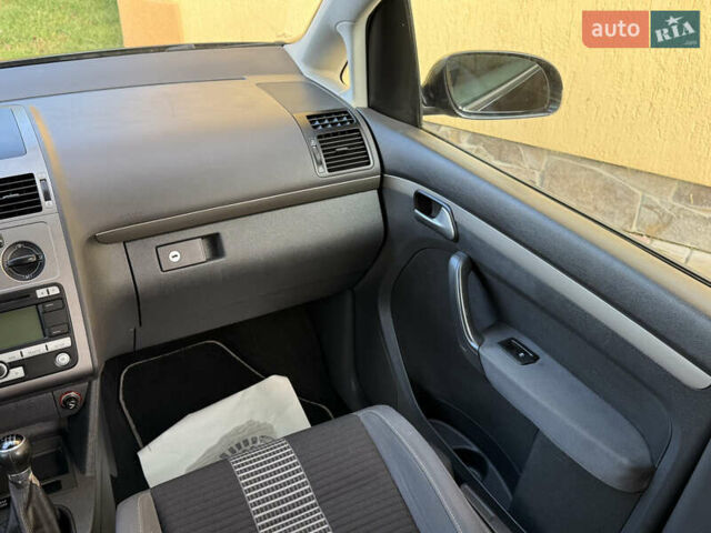 Чорний Фольксваген Туран, об'ємом двигуна 1.4 л та пробігом 148 тис. км за 5999 $, фото 57 на Automoto.ua