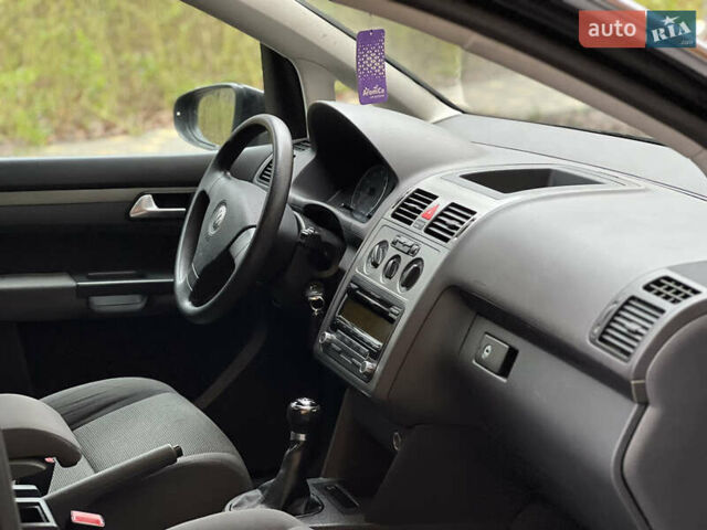 Черный Фольксваген Туран, объемом двигателя 1.6 л и пробегом 180 тыс. км за 8200 $, фото 31 на Automoto.ua