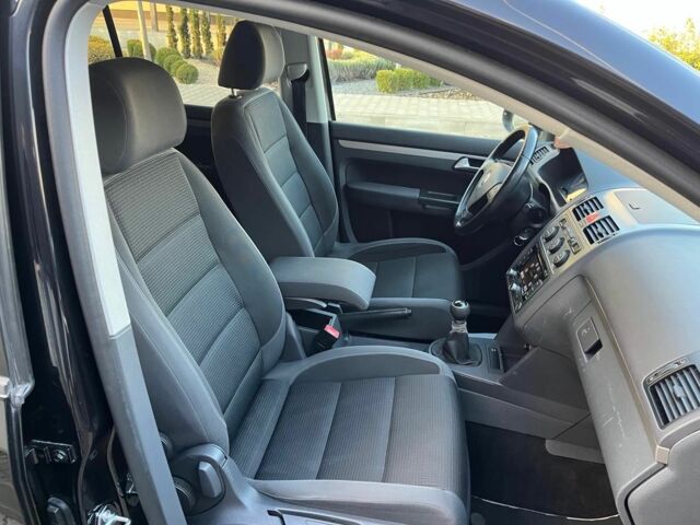 Черный Фольксваген Туран, объемом двигателя 1.6 л и пробегом 240 тыс. км за 8100 $, фото 15 на Automoto.ua