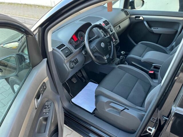 Черный Фольксваген Туран, объемом двигателя 1.6 л и пробегом 240 тыс. км за 8100 $, фото 13 на Automoto.ua