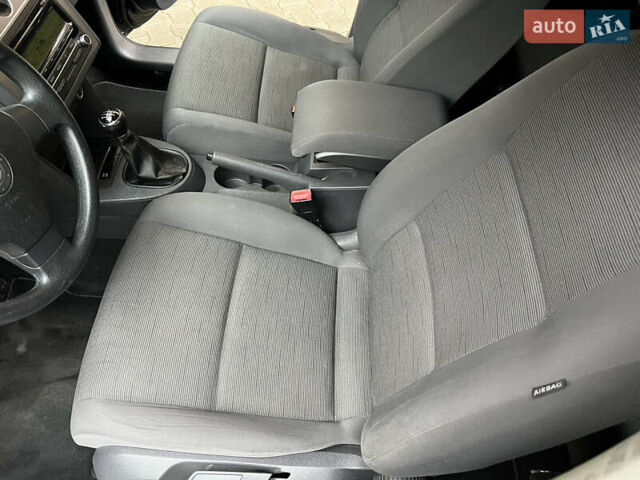 Черный Фольксваген Туран, объемом двигателя 1.6 л и пробегом 180 тыс. км за 8200 $, фото 41 на Automoto.ua