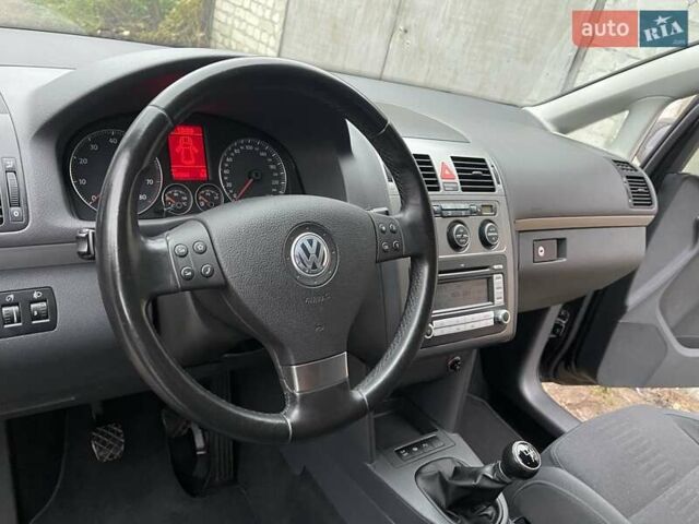 Черный Фольксваген Туран, объемом двигателя 1.4 л и пробегом 194 тыс. км за 6555 $, фото 68 на Automoto.ua