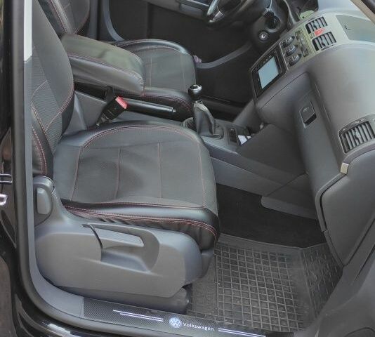 Черный Фольксваген Туран, объемом двигателя 1.9 л и пробегом 275 тыс. км за 8000 $, фото 5 на Automoto.ua