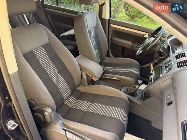 Чорний Фольксваген Туран, об'ємом двигуна 1.4 л та пробігом 148 тис. км за 5999 $, фото 61 на Automoto.ua