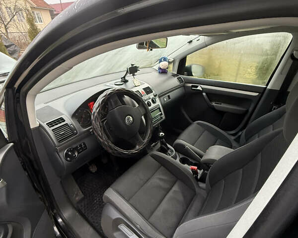 Черный Фольксваген Туран, объемом двигателя 1.9 л и пробегом 246 тыс. км за 5900 $, фото 4 на Automoto.ua