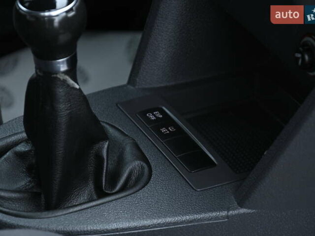 Черный Фольксваген Туран, объемом двигателя 1.6 л и пробегом 152 тыс. км за 7600 $, фото 31 на Automoto.ua