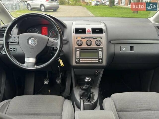 Черный Фольксваген Туран, объемом двигателя 1.4 л и пробегом 194 тыс. км за 6555 $, фото 228 на Automoto.ua
