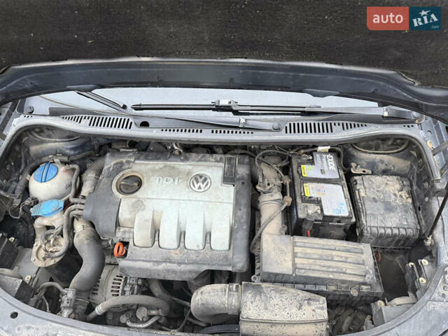 Черный Фольксваген Туран, объемом двигателя 1.9 л и пробегом 246 тыс. км за 5900 $, фото 8 на Automoto.ua
