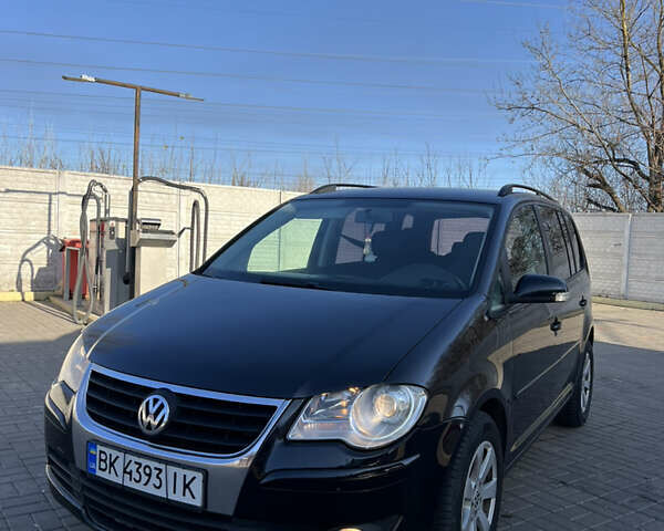 Черный Фольксваген Туран, объемом двигателя 1.9 л и пробегом 353 тыс. км за 6699 $, фото 1 на Automoto.ua