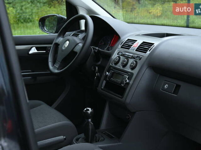 Черный Фольксваген Туран, объемом двигателя 1.6 л и пробегом 152 тыс. км за 7600 $, фото 28 на Automoto.ua