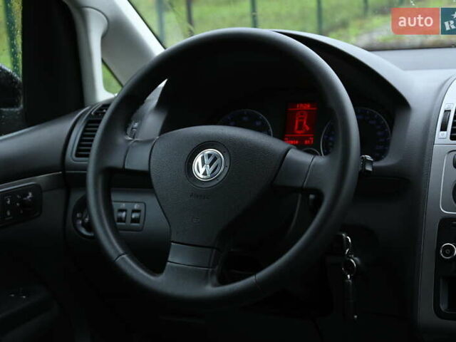 Черный Фольксваген Туран, объемом двигателя 1.6 л и пробегом 152 тыс. км за 7600 $, фото 26 на Automoto.ua