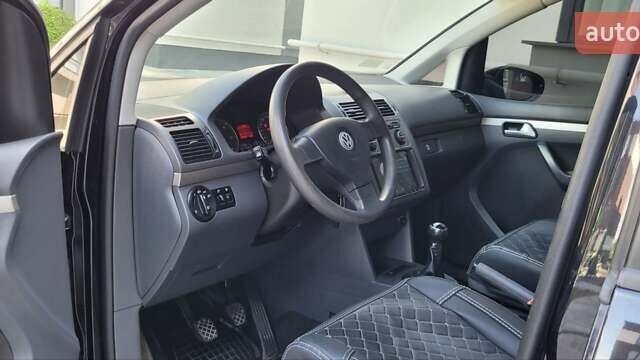 Черный Фольксваген Туран, объемом двигателя 1.97 л и пробегом 248 тыс. км за 8300 $, фото 20 на Automoto.ua