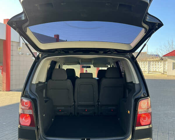 Черный Фольксваген Туран, объемом двигателя 1.9 л и пробегом 353 тыс. км за 6699 $, фото 25 на Automoto.ua