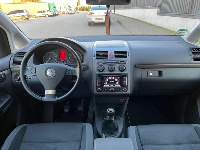 Черный Фольксваген Туран, объемом двигателя 1.6 л и пробегом 240 тыс. км за 8100 $, фото 23 на Automoto.ua