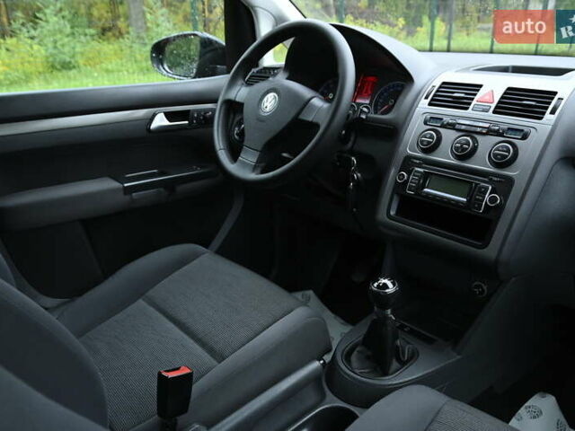 Черный Фольксваген Туран, объемом двигателя 1.6 л и пробегом 152 тыс. км за 7600 $, фото 24 на Automoto.ua