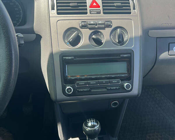 Чорний Фольксваген Туран, об'ємом двигуна 1.4 л та пробігом 186 тис. км за 8000 $, фото 1 на Automoto.ua