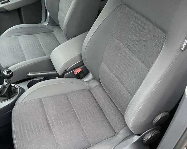 Черный Фольксваген Туран, объемом двигателя 1.4 л и пробегом 194 тыс. км за 6555 $, фото 55 на Automoto.ua