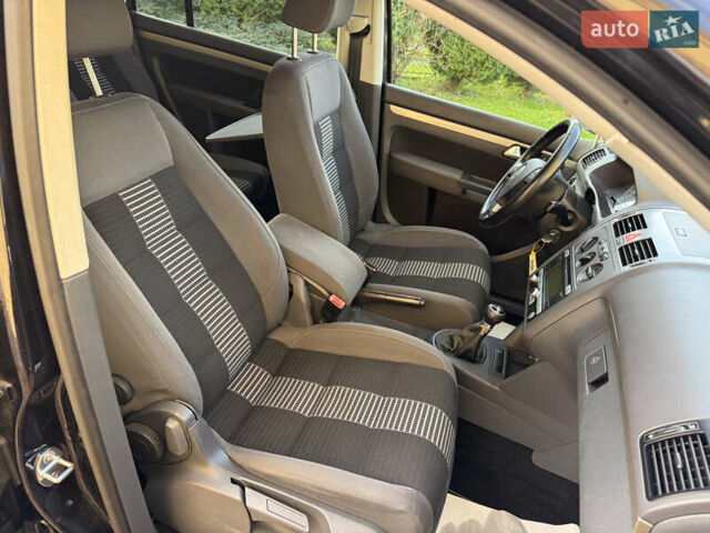 Чорний Фольксваген Туран, об'ємом двигуна 1.4 л та пробігом 148 тис. км за 5999 $, фото 62 на Automoto.ua