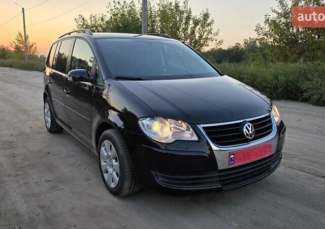 Черный Фольксваген Туран, объемом двигателя 1.4 л и пробегом 194 тыс. км за 7600 $, фото 1 на Automoto.ua