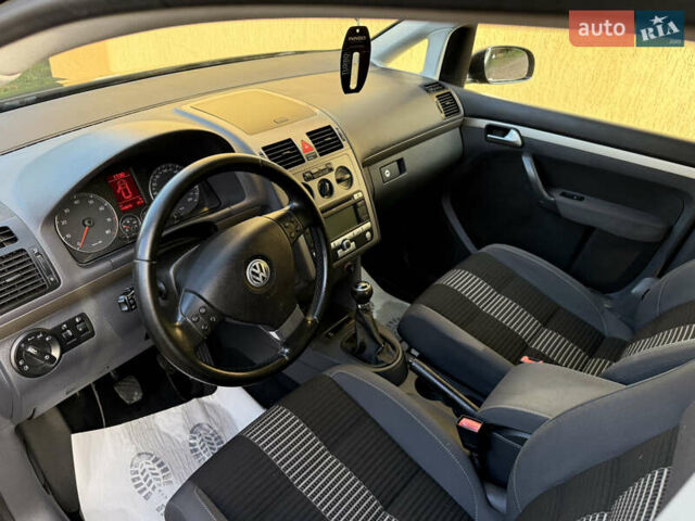 Чорний Фольксваген Туран, об'ємом двигуна 1.4 л та пробігом 148 тис. км за 5999 $, фото 32 на Automoto.ua