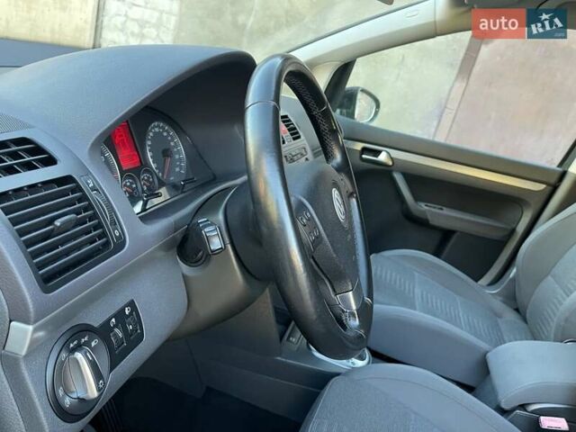 Черный Фольксваген Туран, объемом двигателя 1.4 л и пробегом 238 тыс. км за 7888 $, фото 46 на Automoto.ua