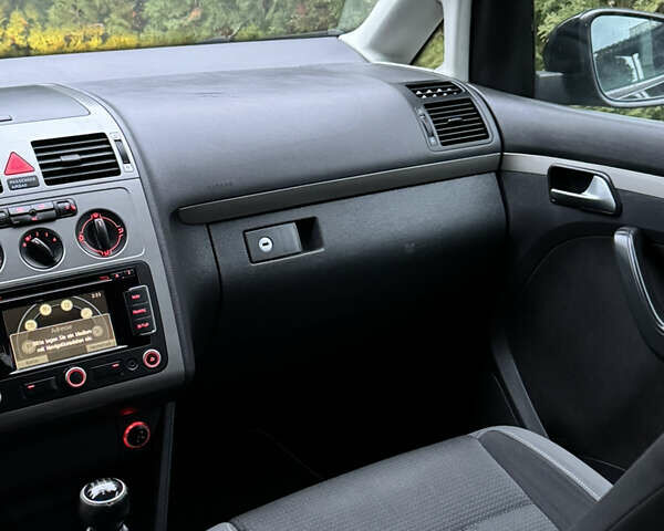 Черный Фольксваген Туран, объемом двигателя 1.6 л и пробегом 191 тыс. км за 7900 $, фото 21 на Automoto.ua