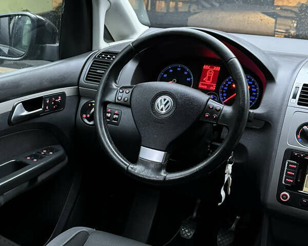 Черный Фольксваген Туран, объемом двигателя 1.6 л и пробегом 191 тыс. км за 7900 $, фото 20 на Automoto.ua