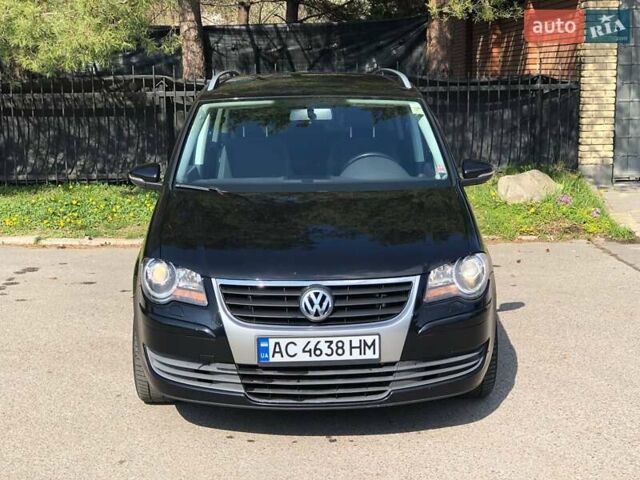 Черный Фольксваген Туран, объемом двигателя 1.9 л и пробегом 294 тыс. км за 7400 $, фото 2 на Automoto.ua