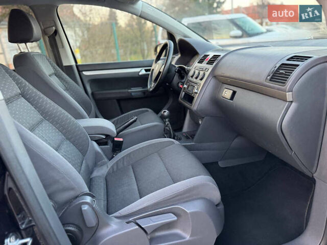 Черный Фольксваген Туран, объемом двигателя 1.6 л и пробегом 215 тыс. км за 7890 $, фото 45 на Automoto.ua