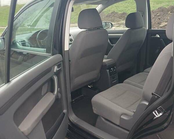 Черный Фольксваген Туран, объемом двигателя 1.6 л и пробегом 249 тыс. км за 7999 $, фото 28 на Automoto.ua