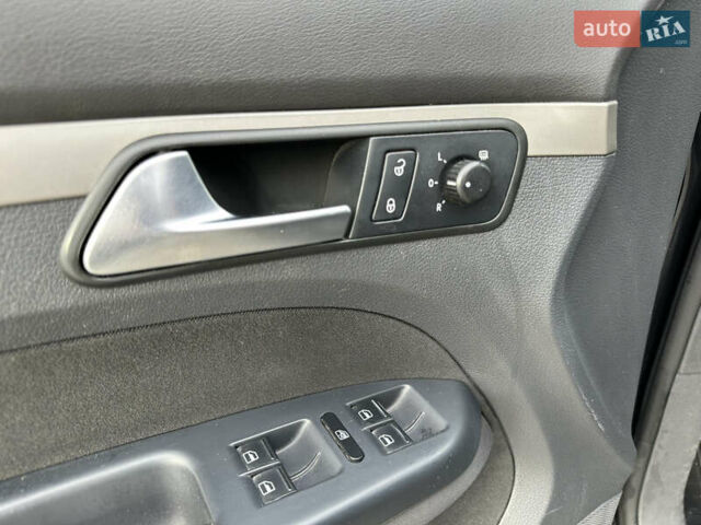 Чорний Фольксваген Туран, об'ємом двигуна 1.97 л та пробігом 336 тис. км за 8200 $, фото 32 на Automoto.ua