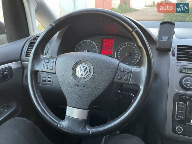 Черный Фольксваген Туран, объемом двигателя 1.4 л и пробегом 238 тыс. км за 7888 $, фото 125 на Automoto.ua