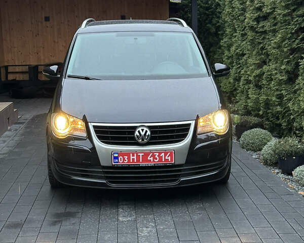 Черный Фольксваген Туран, объемом двигателя 1.6 л и пробегом 191 тыс. км за 7900 $, фото 1 на Automoto.ua