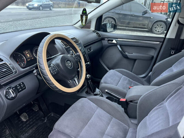 Черный Фольксваген Туран, объемом двигателя 1.6 л и пробегом 220 тыс. км за 8400 $, фото 17 на Automoto.ua