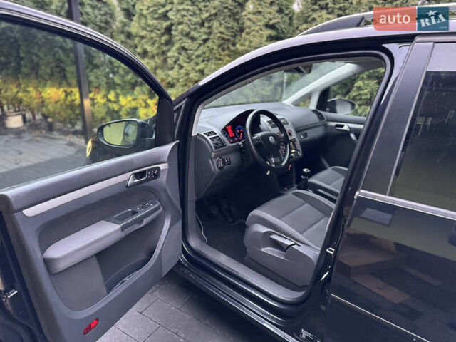 Черный Фольксваген Туран, объемом двигателя 1.6 л и пробегом 191 тыс. км за 7900 $, фото 12 на Automoto.ua