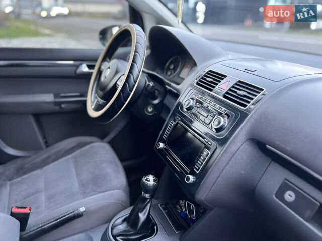 Черный Фольксваген Туран, объемом двигателя 1.6 л и пробегом 220 тыс. км за 8400 $, фото 21 на Automoto.ua