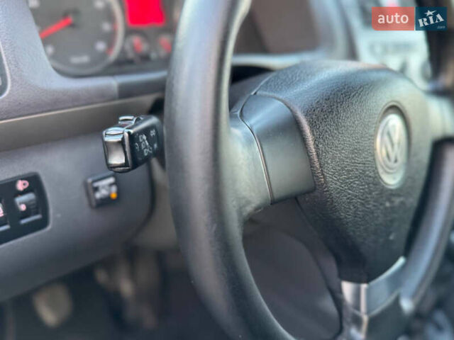 Черный Фольксваген Туран, объемом двигателя 1.6 л и пробегом 215 тыс. км за 7890 $, фото 51 на Automoto.ua