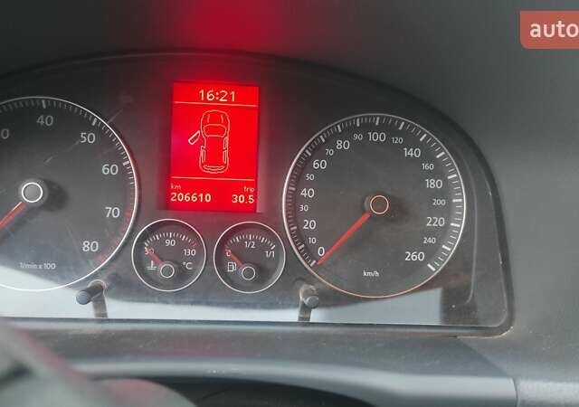 Черный Фольксваген Туран, объемом двигателя 1.39 л и пробегом 207 тыс. км за 7788 $, фото 17 на Automoto.ua