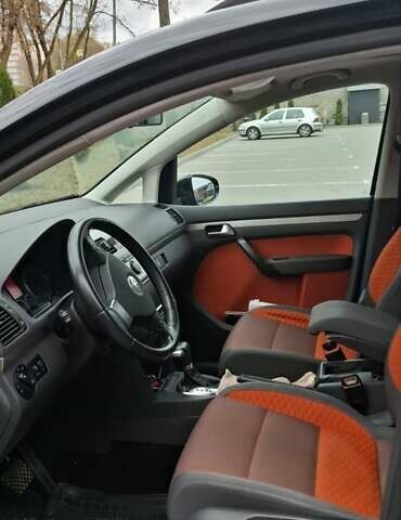 Чорний Фольксваген Туран, об'ємом двигуна 1.98 л та пробігом 245 тис. км за 10500 $, фото 2 на Automoto.ua