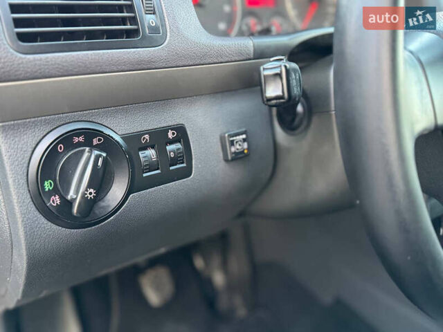 Черный Фольксваген Туран, объемом двигателя 1.6 л и пробегом 215 тыс. км за 7890 $, фото 50 на Automoto.ua