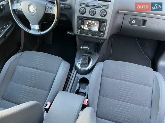 Черный Фольксваген Туран, объемом двигателя 1.4 л и пробегом 238 тыс. км за 7888 $, фото 250 на Automoto.ua