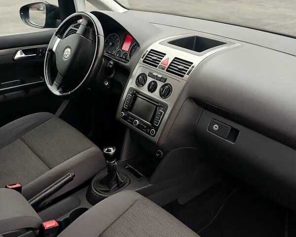 Черный Фольксваген Туран, объемом двигателя 1.6 л и пробегом 249 тыс. км за 7999 $, фото 39 на Automoto.ua