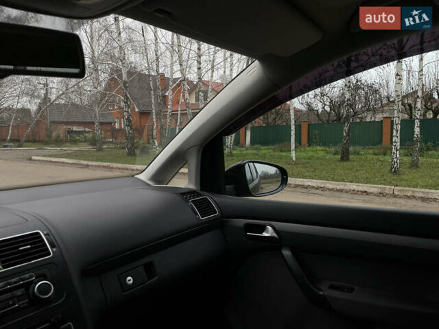 Черный Фольксваген Туран, объемом двигателя 1.6 л и пробегом 259 тыс. км за 11200 $, фото 13 на Automoto.ua