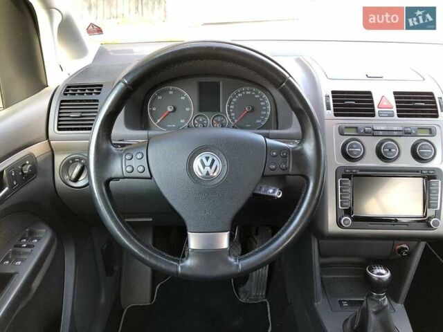 Черный Фольксваген Туран, объемом двигателя 1.9 л и пробегом 294 тыс. км за 7400 $, фото 6 на Automoto.ua