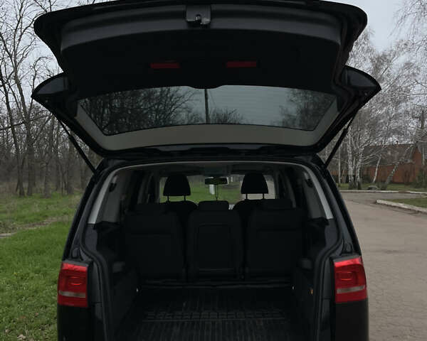 Черный Фольксваген Туран, объемом двигателя 1.6 л и пробегом 259 тыс. км за 11200 $, фото 17 на Automoto.ua