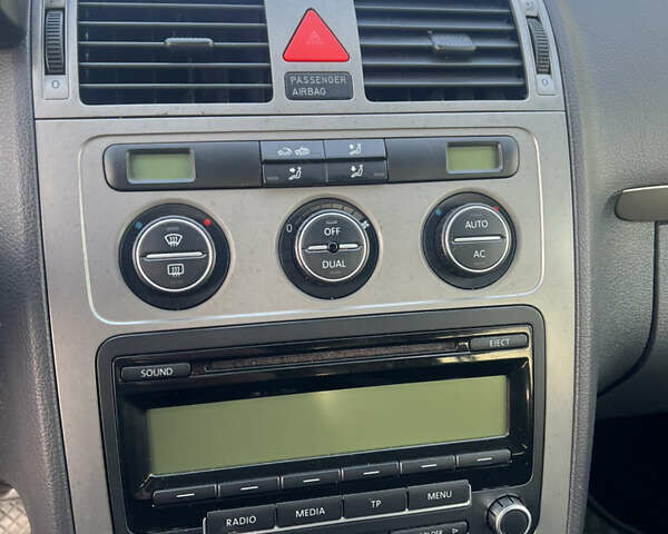 Черный Фольксваген Туран, объемом двигателя 1.4 л и пробегом 290 тыс. км за 6900 $, фото 12 на Automoto.ua