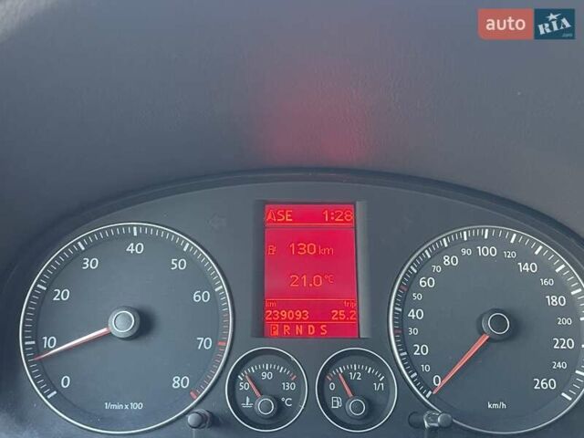 Черный Фольксваген Туран, объемом двигателя 1.4 л и пробегом 238 тыс. км за 7888 $, фото 124 на Automoto.ua