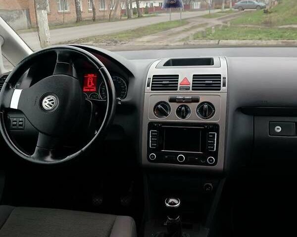 Черный Фольксваген Туран, объемом двигателя 1.6 л и пробегом 249 тыс. км за 7999 $, фото 35 на Automoto.ua