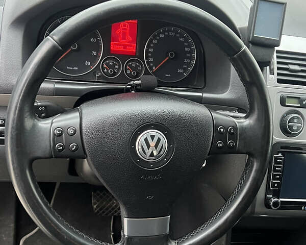 Черный Фольксваген Туран, объемом двигателя 1.4 л и пробегом 213 тыс. км за 7950 $, фото 52 на Automoto.ua